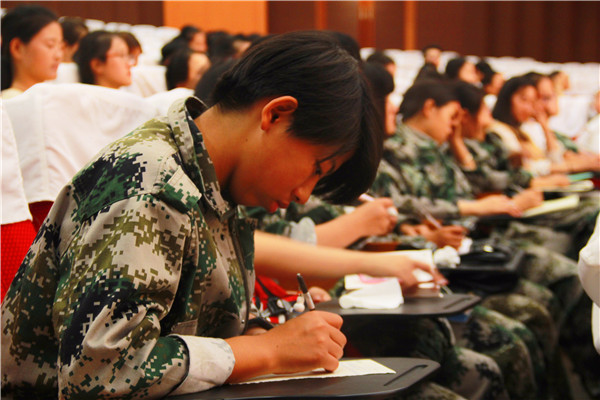 开云官网党委副书记刘晓兵为新生做入学教育报告会
