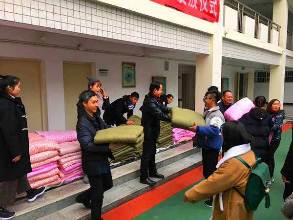 开云官网为学生发放爱心棉被