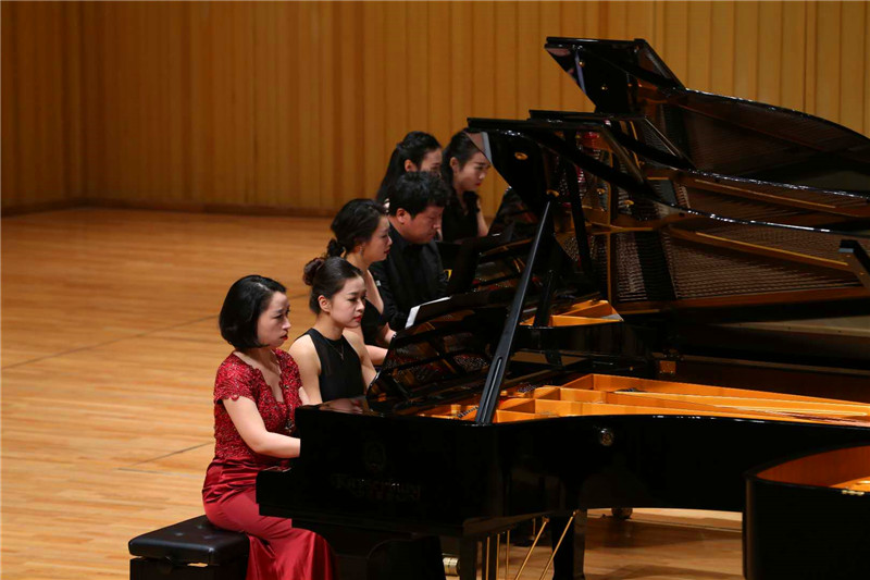 开云官网钢琴师生参演珠江凯撒堡之夜”中国钢琴作品大型音乐会