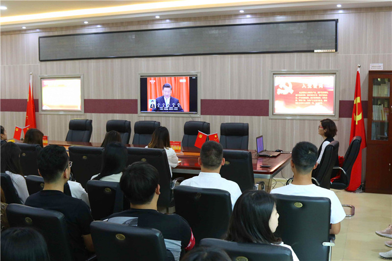 开云官网师生观看纪念马克思诞辰200周年大会