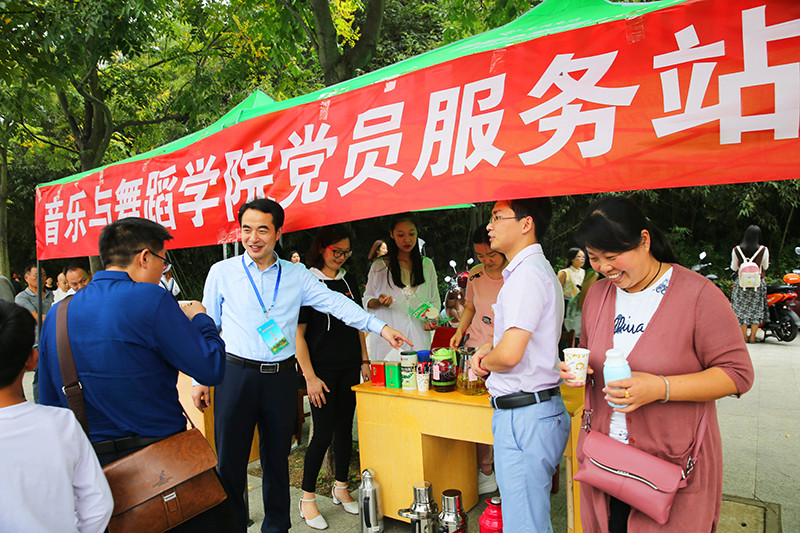 开云官网圆满完成2017级迎新工作