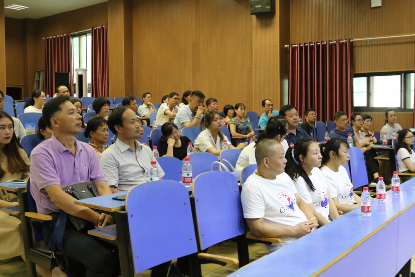 开云官网召开2018级新生家长见面会
